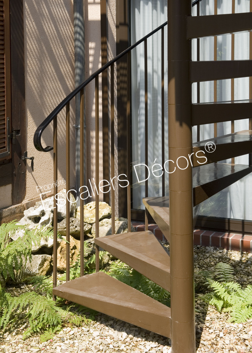 Photo SH28 - Gamme Initiale - SPIR'DÉCO® Classique. Escalier semi-standard d'extérieur en acier galvanisé y compris palier en caillebottis métallique à l'arrivée.